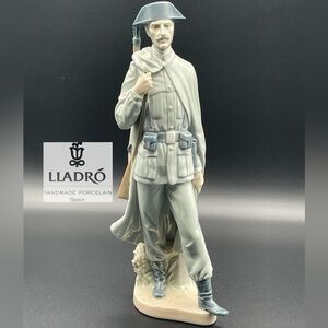 Lladro SPANISH POLICEMAN 
ITEM #01004889